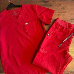 Figs red scrub set